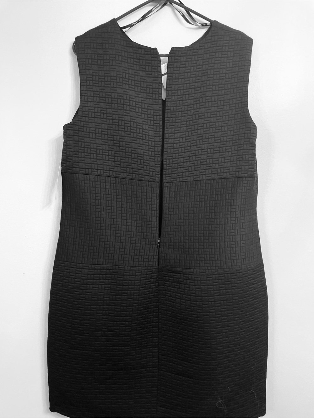 Sleeveless Textured Black Shift Dress - Classic Work-to-Evening Style